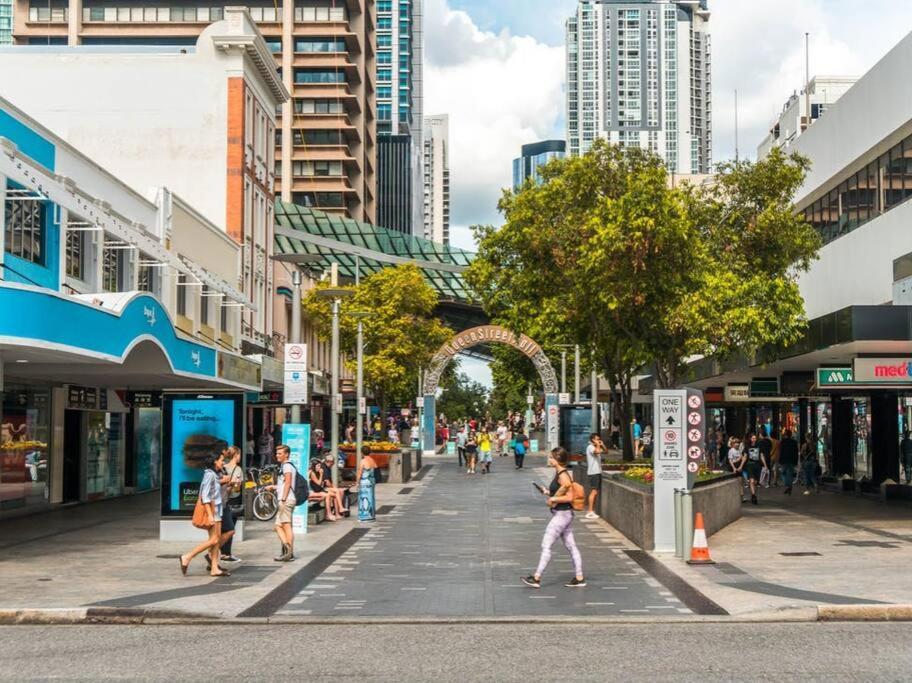 Heights ~ 2bed/2bath/car/pool/views ~ Cbd