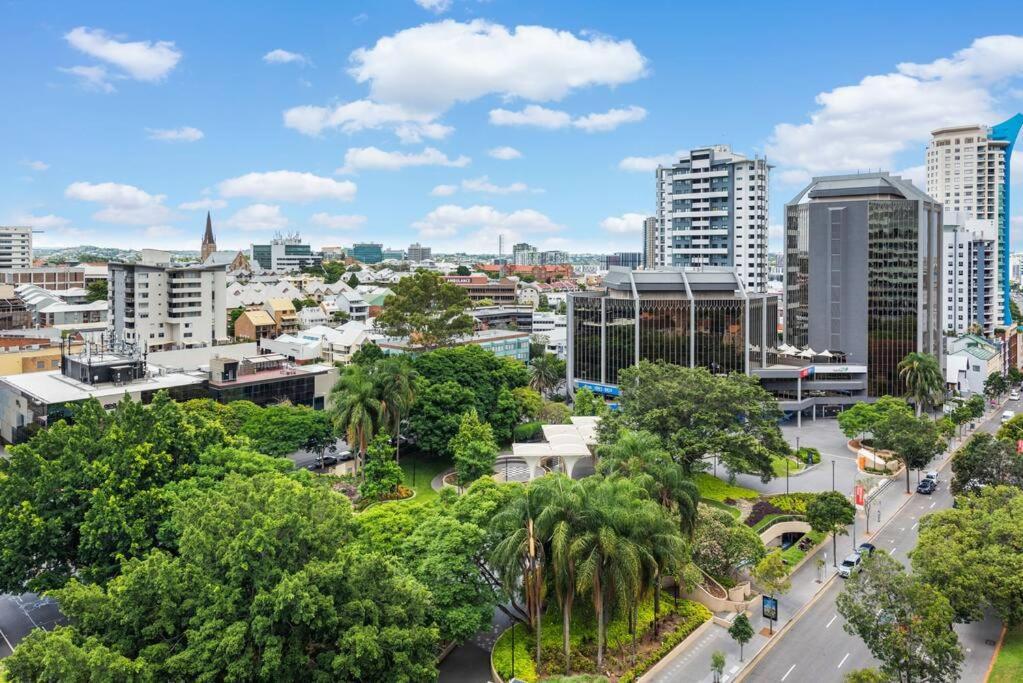 Apartment Heights ~ 2bed/2bath/car/pool/views ~ Cbd *