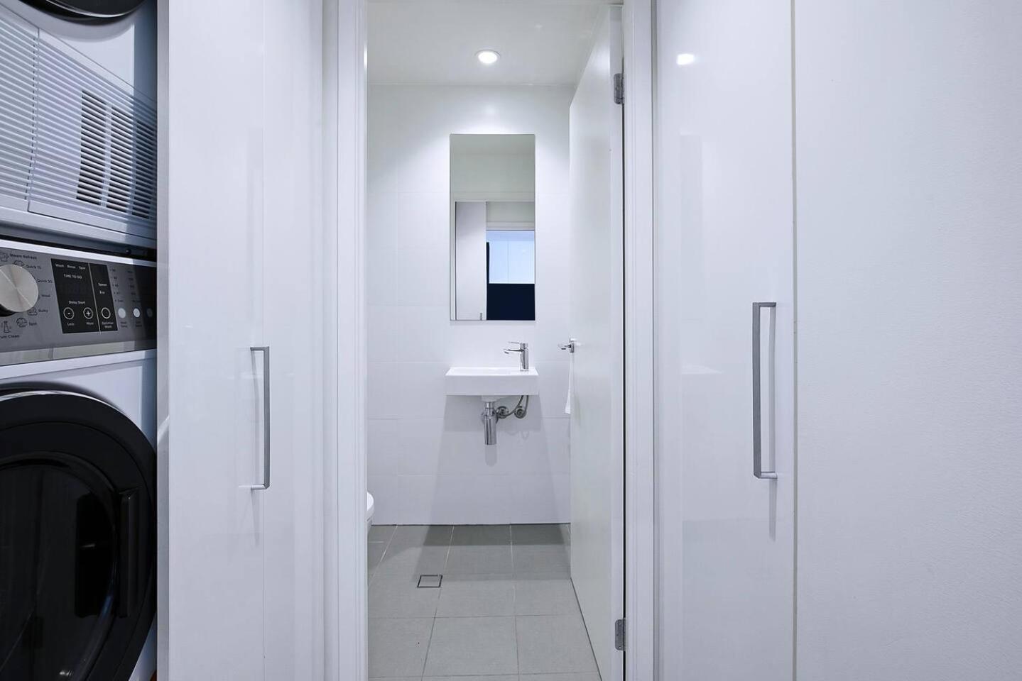 Regatta Hideaway - A Breezy Balcony Apartment