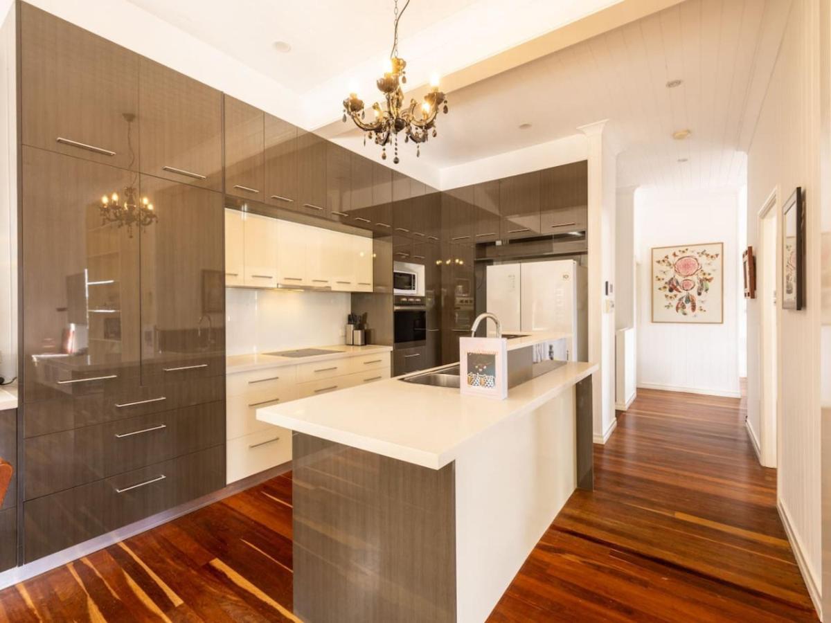 6km To Cbd Convenient 5br Queenslander Coorparoo