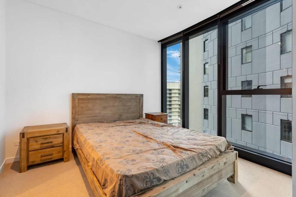Apartment Location! Cbd 2b1b W/parking, Shared Pool,gym *
