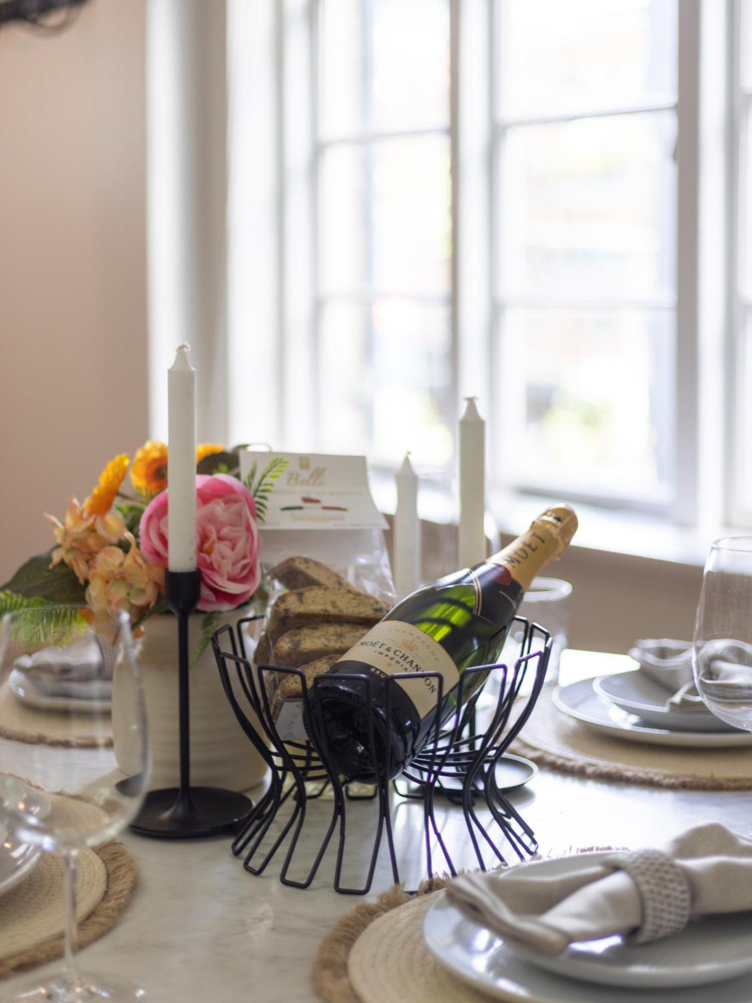 Riverside Heritage Chateau/convenient/free Carpark *