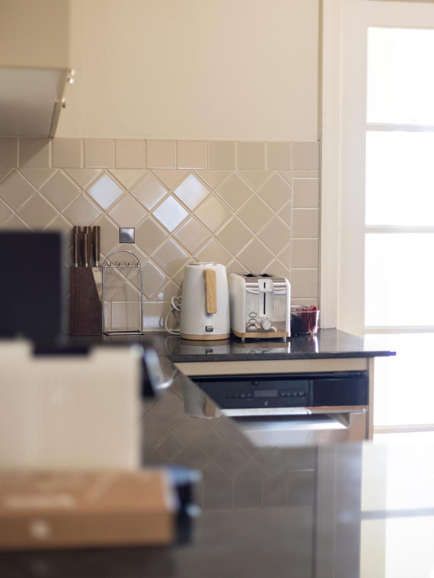 Riverside Heritage Chateau/convenient/free Carpark Apartment