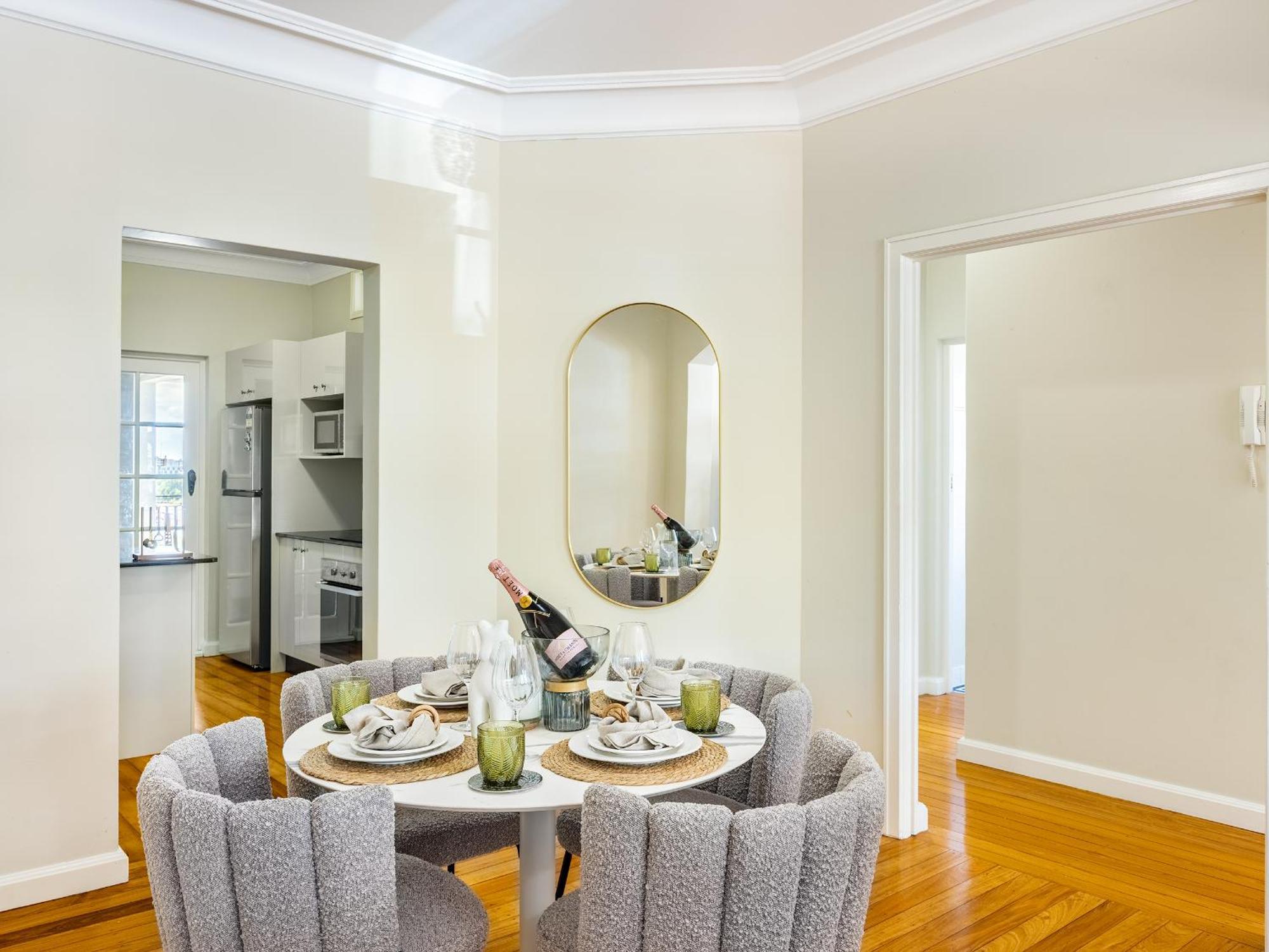 Apartment Riverside Heritage Chateau/convenient/free Carpark