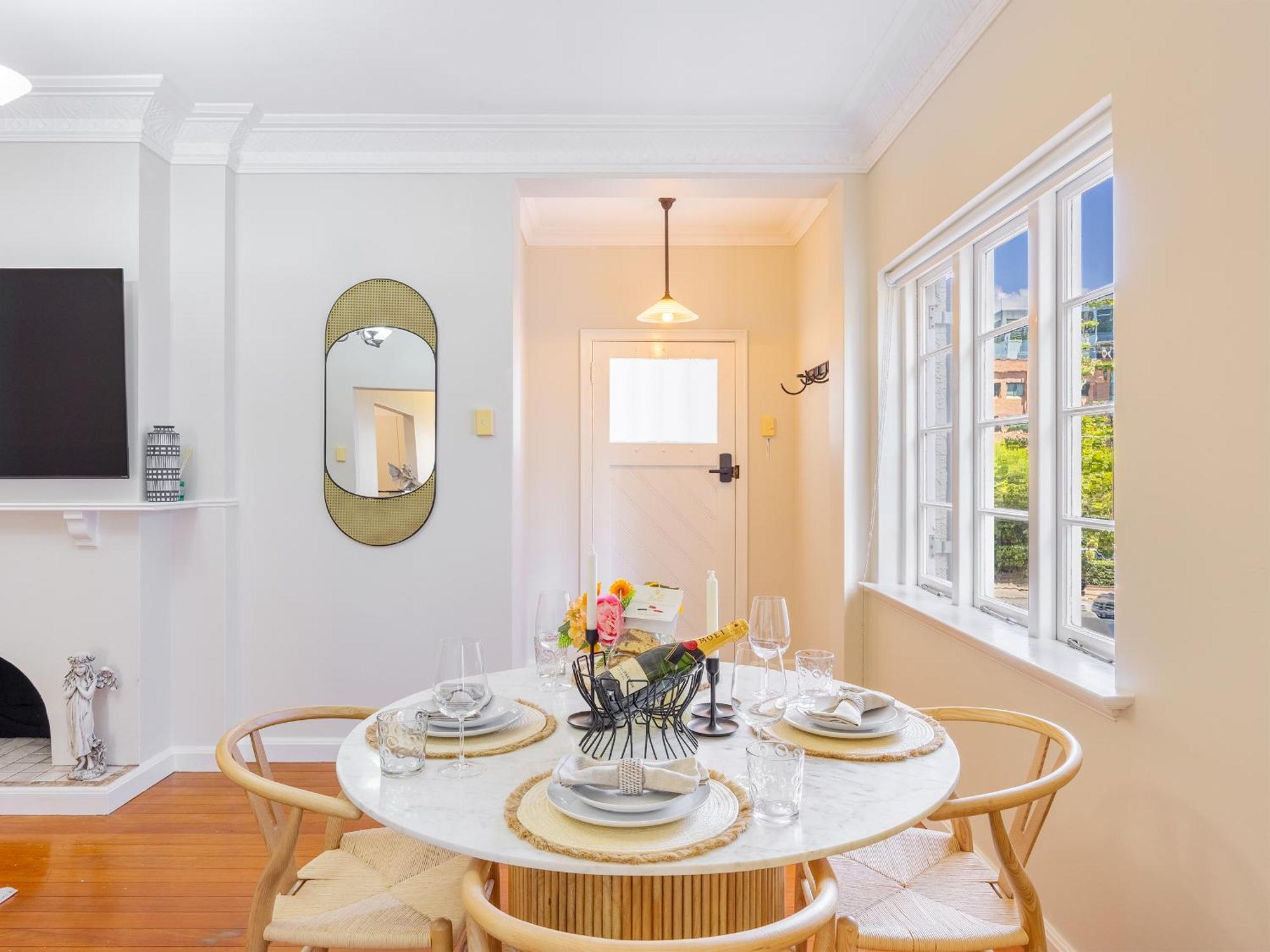 Riverside Heritage Chateau/convenient/free Carpark Apartment