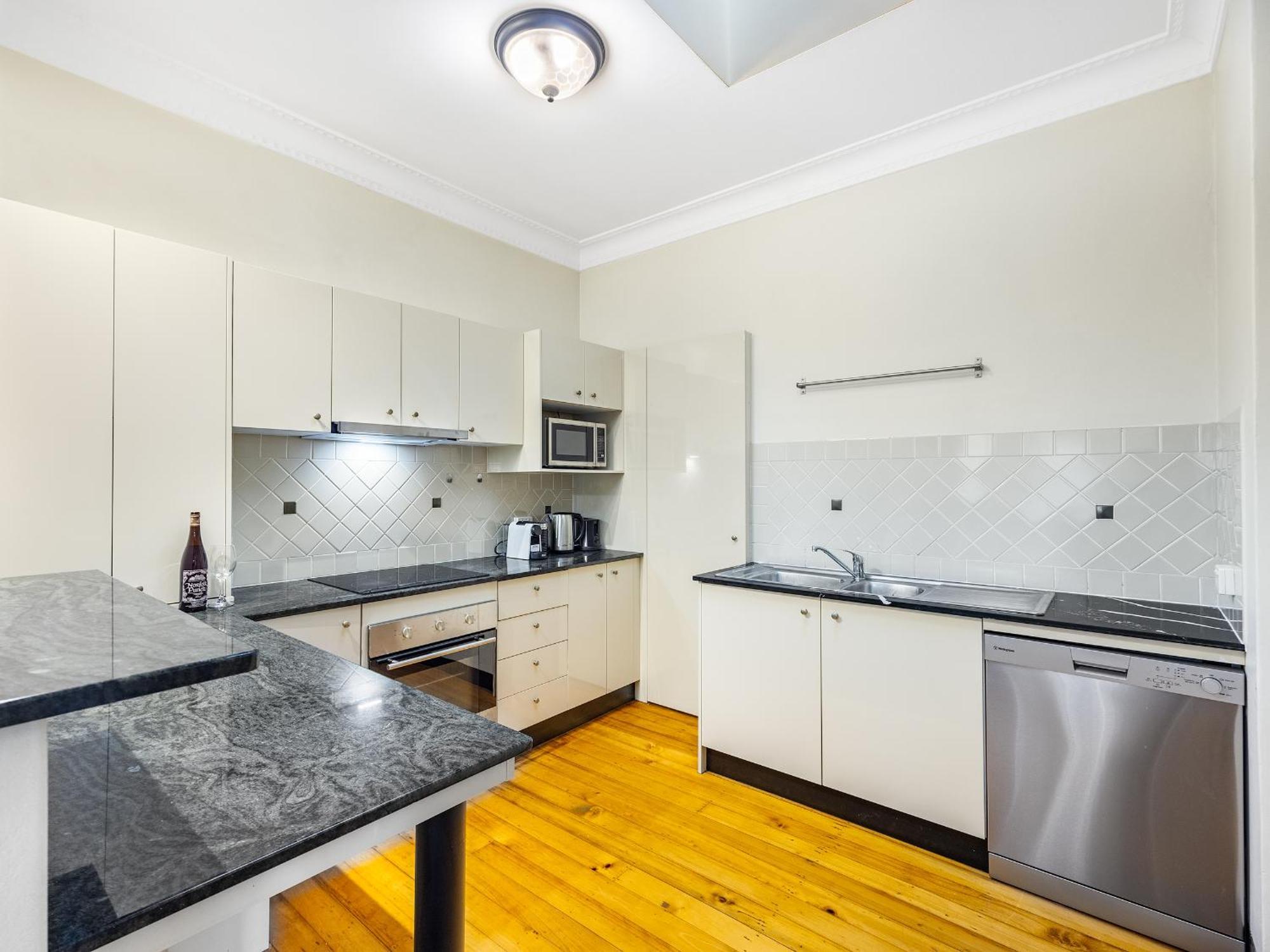 Riverside Heritage Chateau/convenient/free Carpark Apartment *