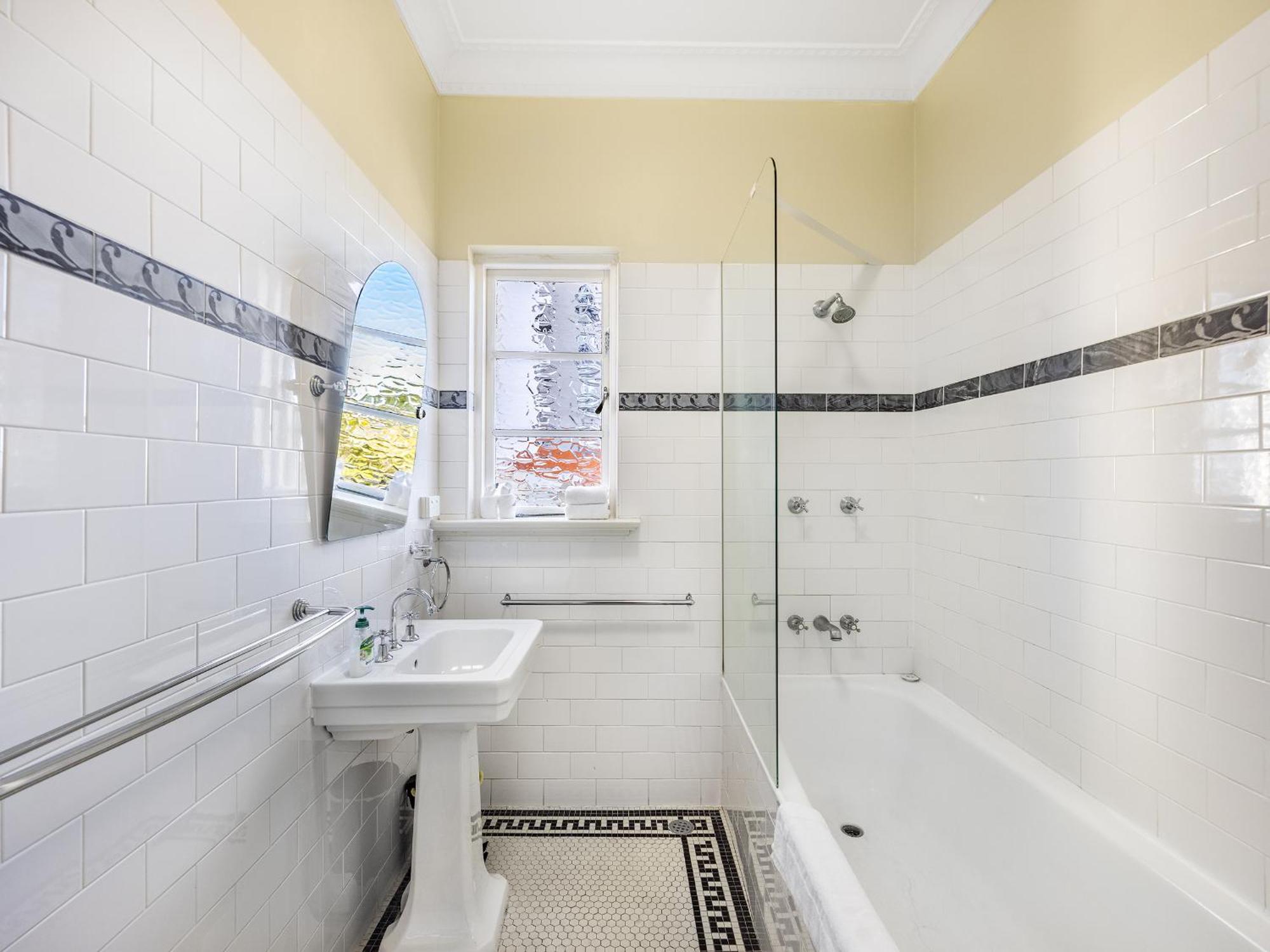 Apartment Riverside Heritage Chateau/convenient/free Carpark