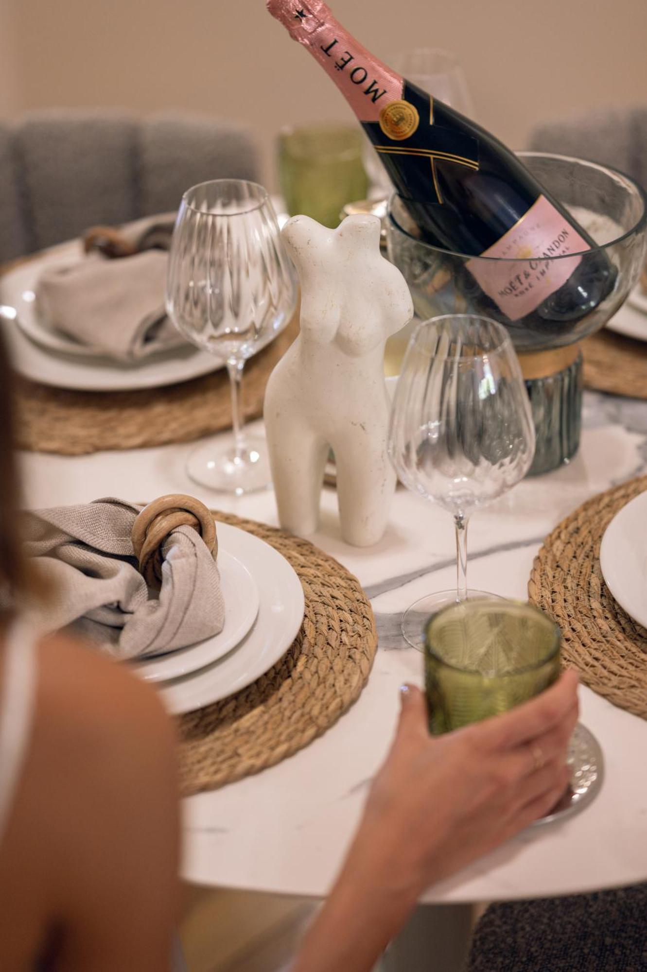 Apartment Riverside Heritage Chateau/convenient/free Carpark *