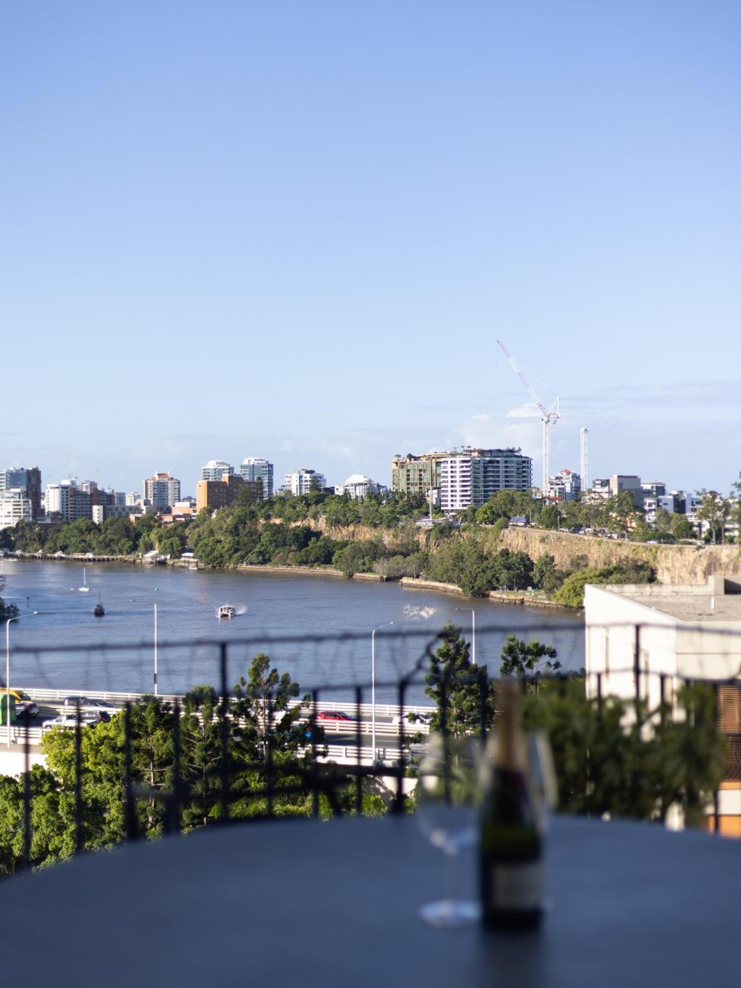 Riverside Heritage Chateau/convenient/free Carpark Apartment