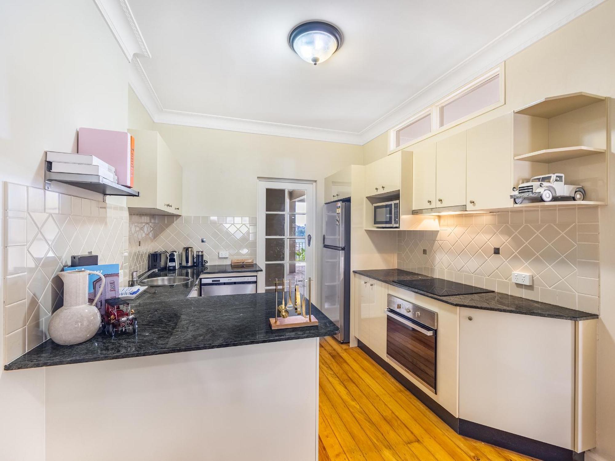 Riverside Heritage Chateau/convenient/free Carpark Apartment