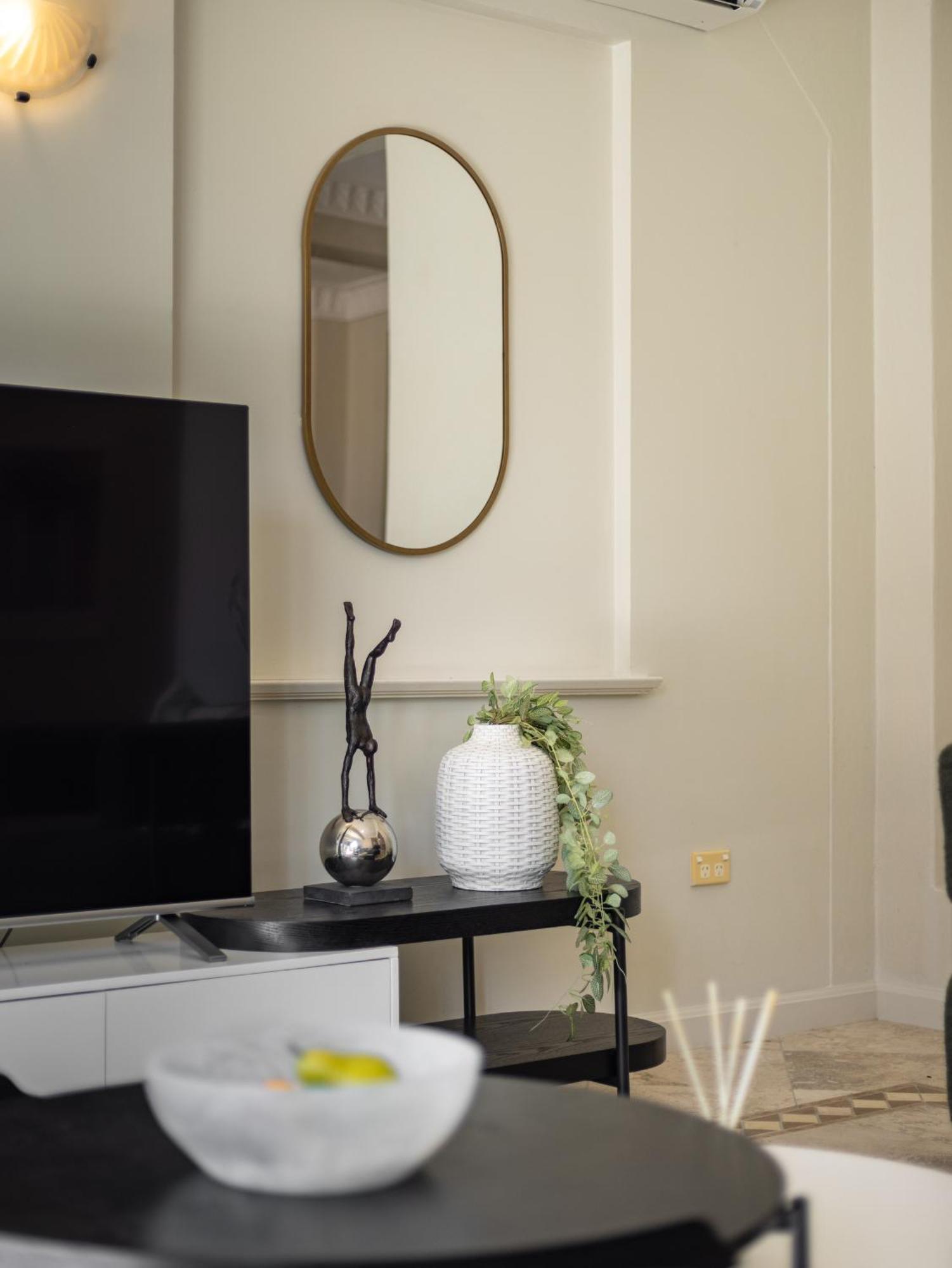 Riverside Heritage Chateau/convenient/free Carpark Apartment *