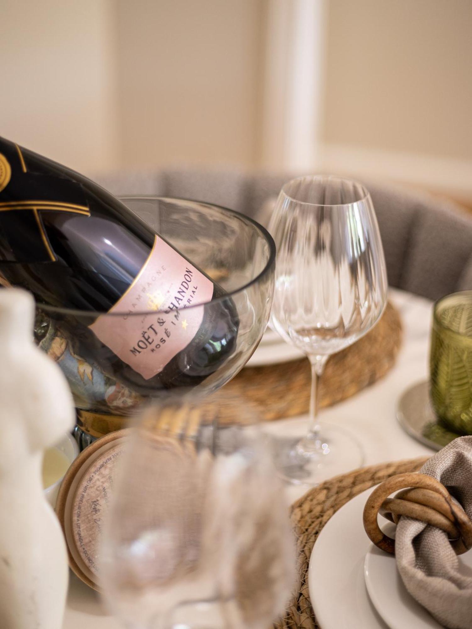 Riverside Heritage Chateau/convenient/free Carpark *