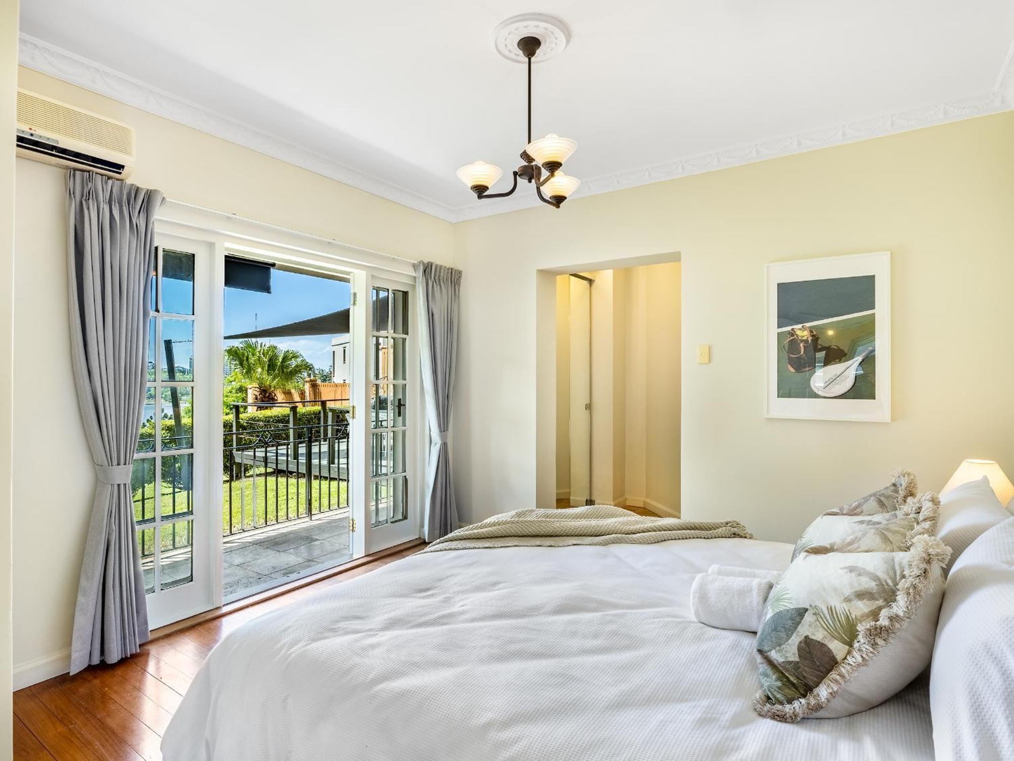 Riverside Heritage Chateau/convenient/free Carpark Apartment *