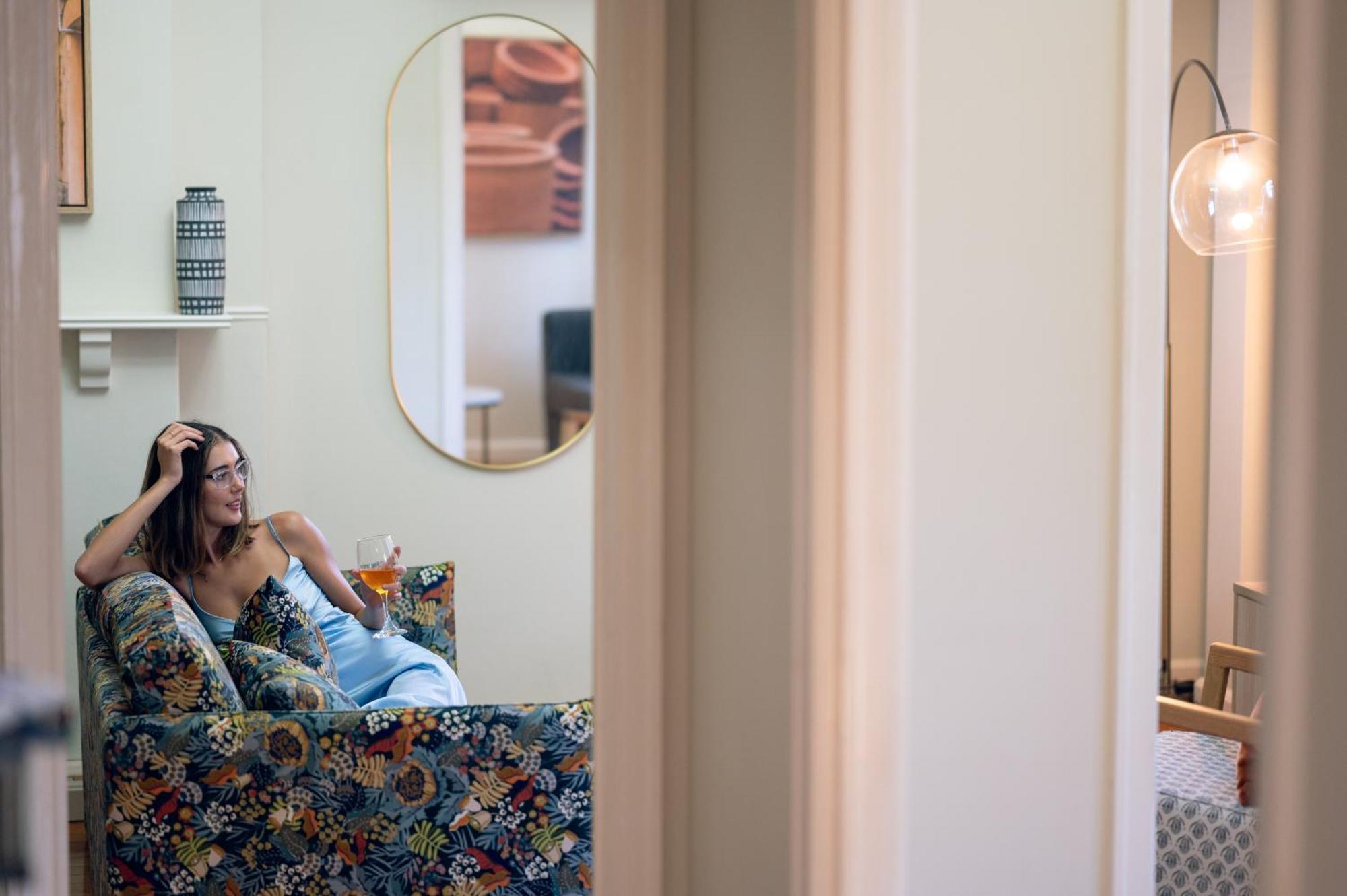 Riverside Heritage Chateau/convenient/free Carpark Apartment