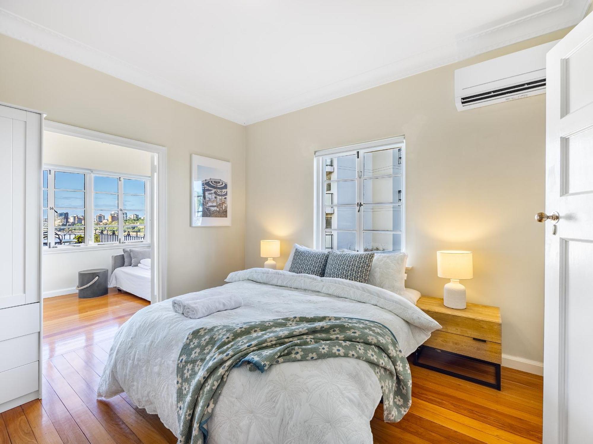 Riverside Heritage Chateau/convenient/free Carpark *