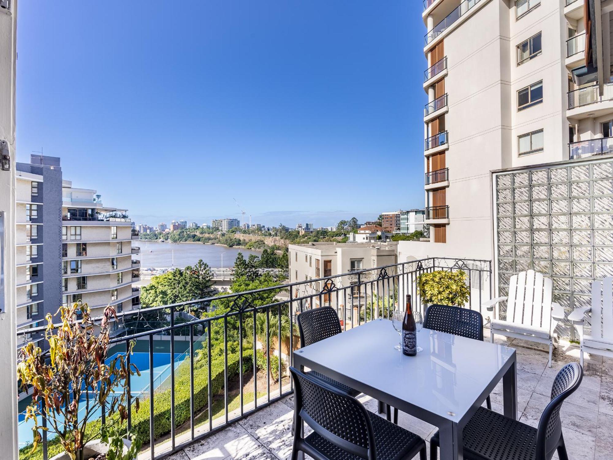 Riverside Heritage Chateau/convenient/free Carpark Brisbane