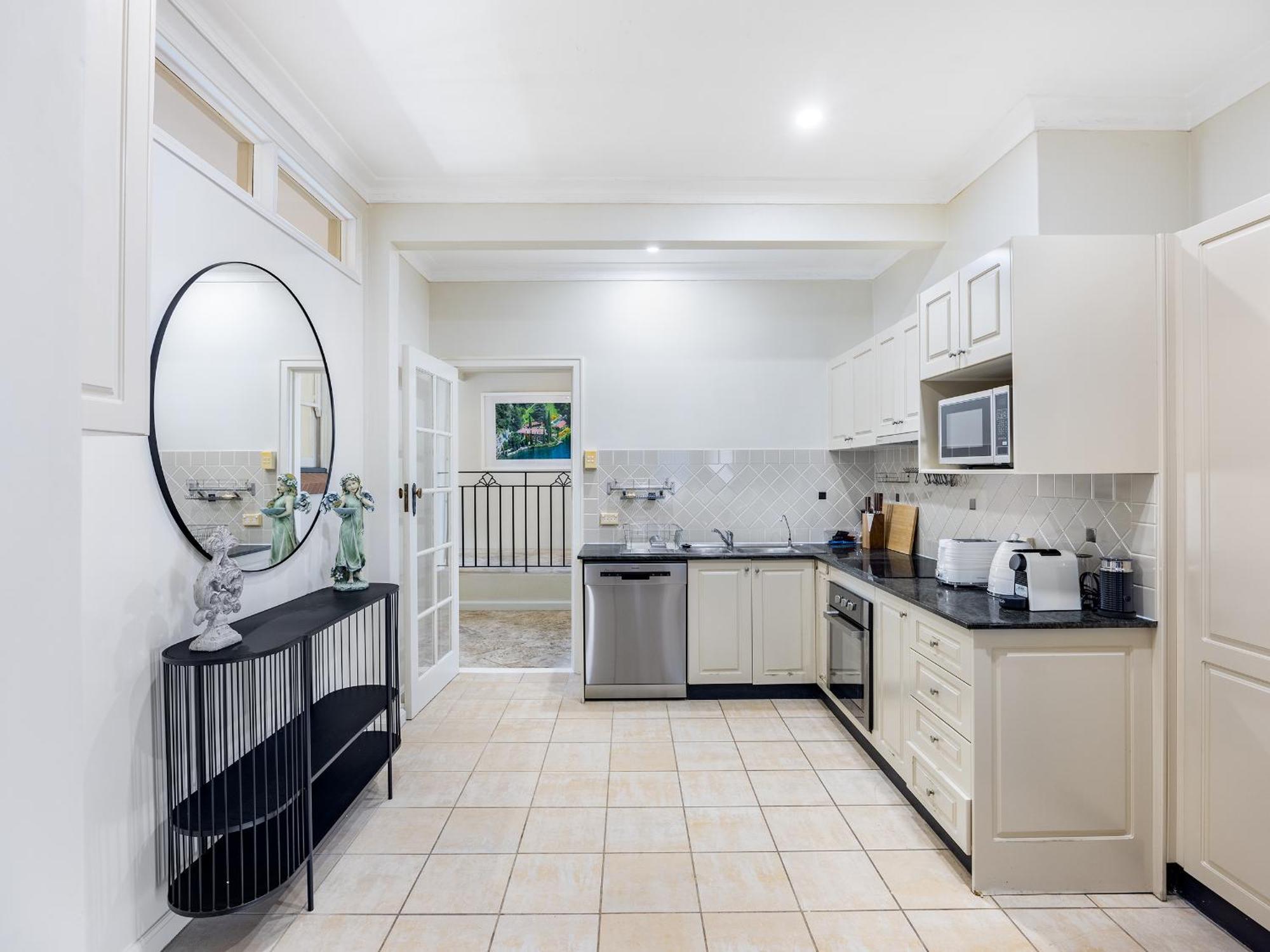 Riverside Heritage Chateau/convenient/free Carpark Apartment *