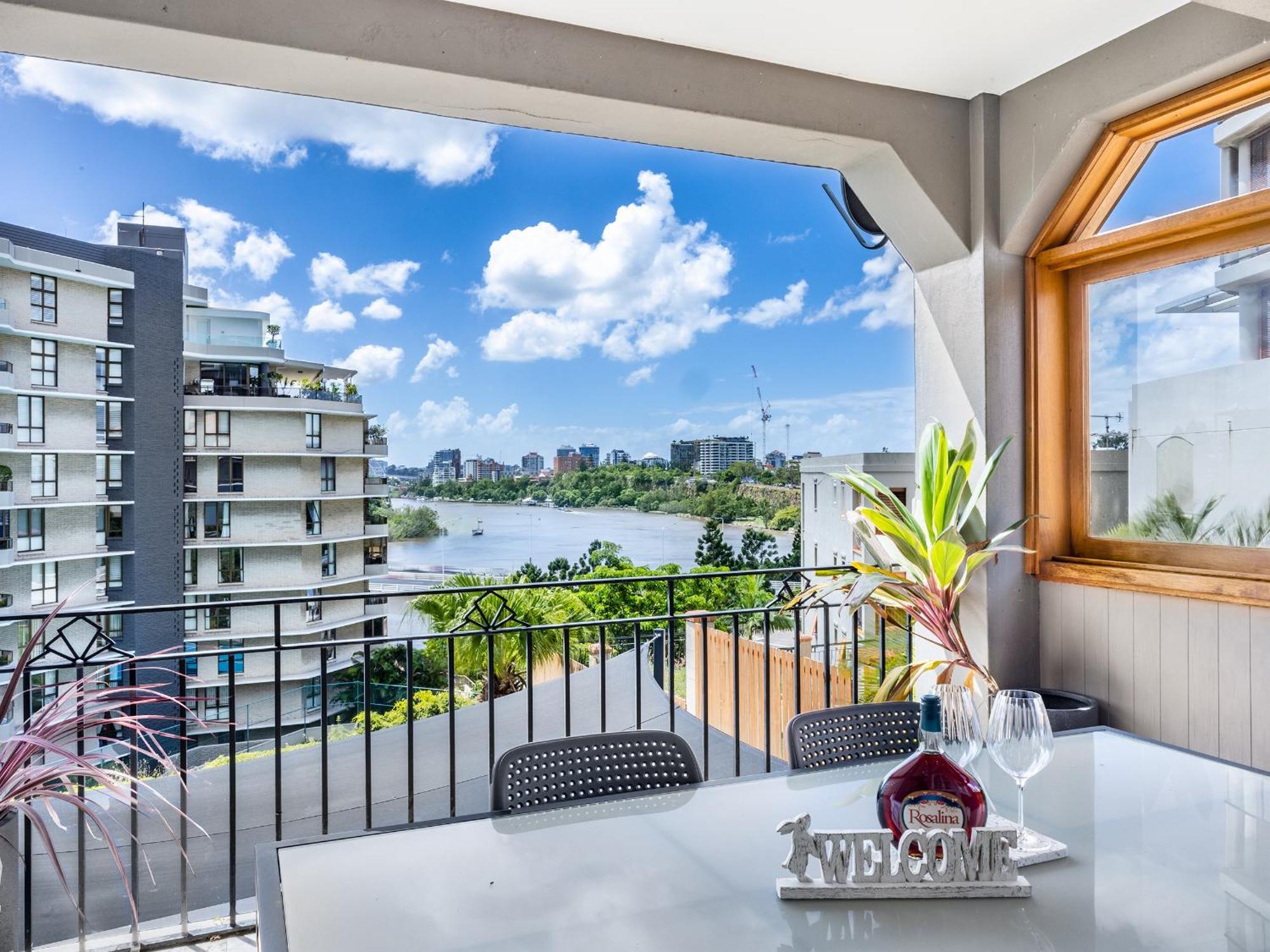 Riverside Heritage Chateau/convenient/free Carpark Apartment Brisbane