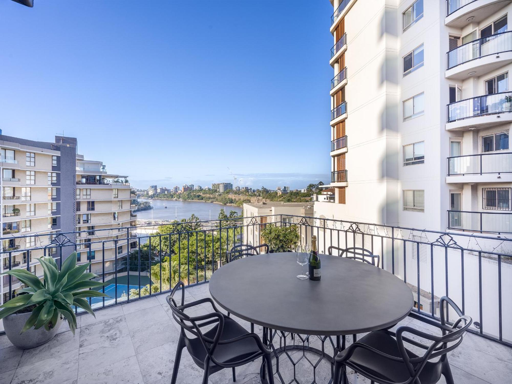 Riverside Heritage Chateau/convenient/free Carpark Apartment