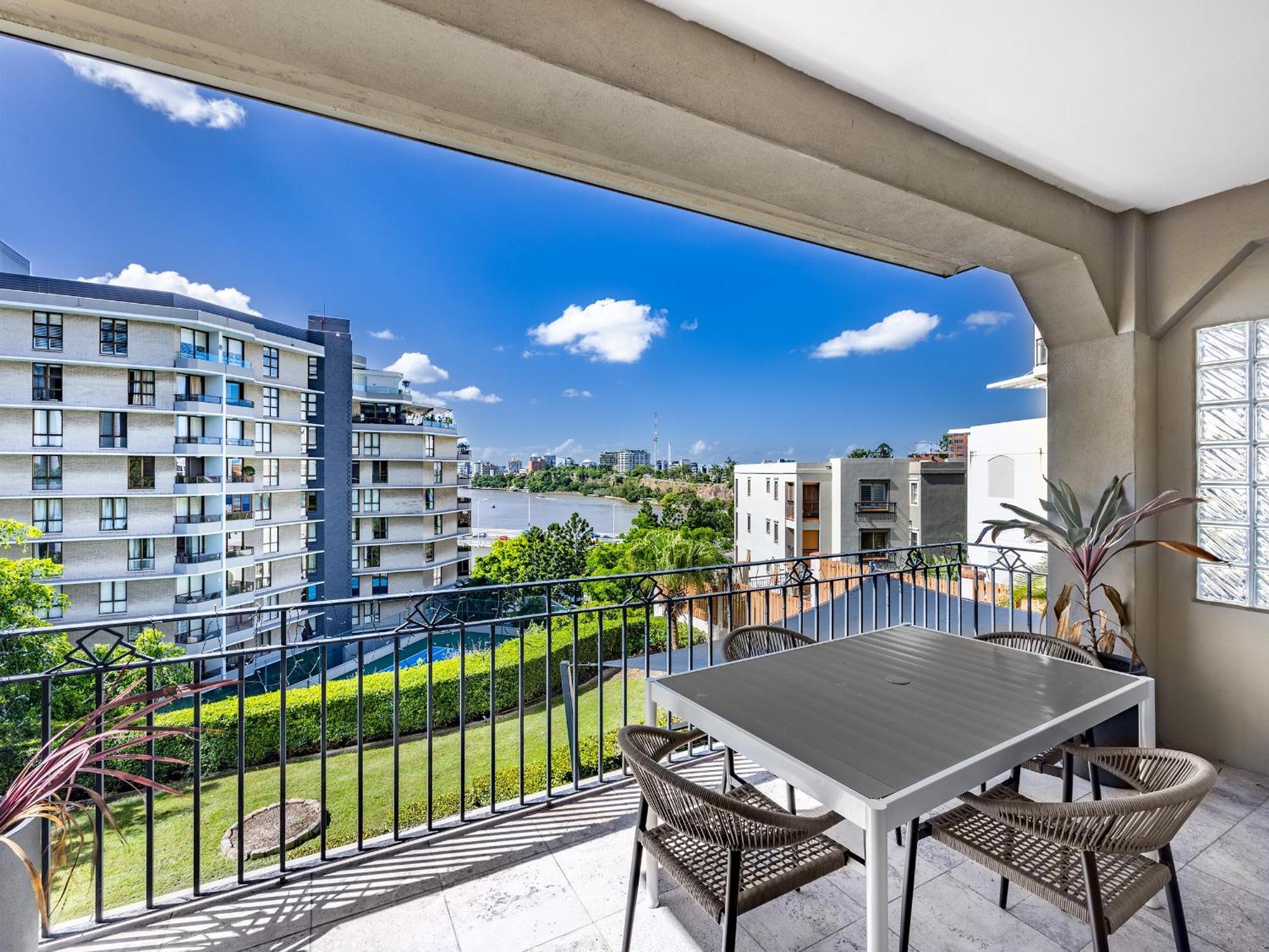 Apartment Riverside Heritage Chateau/convenient/free Carpark