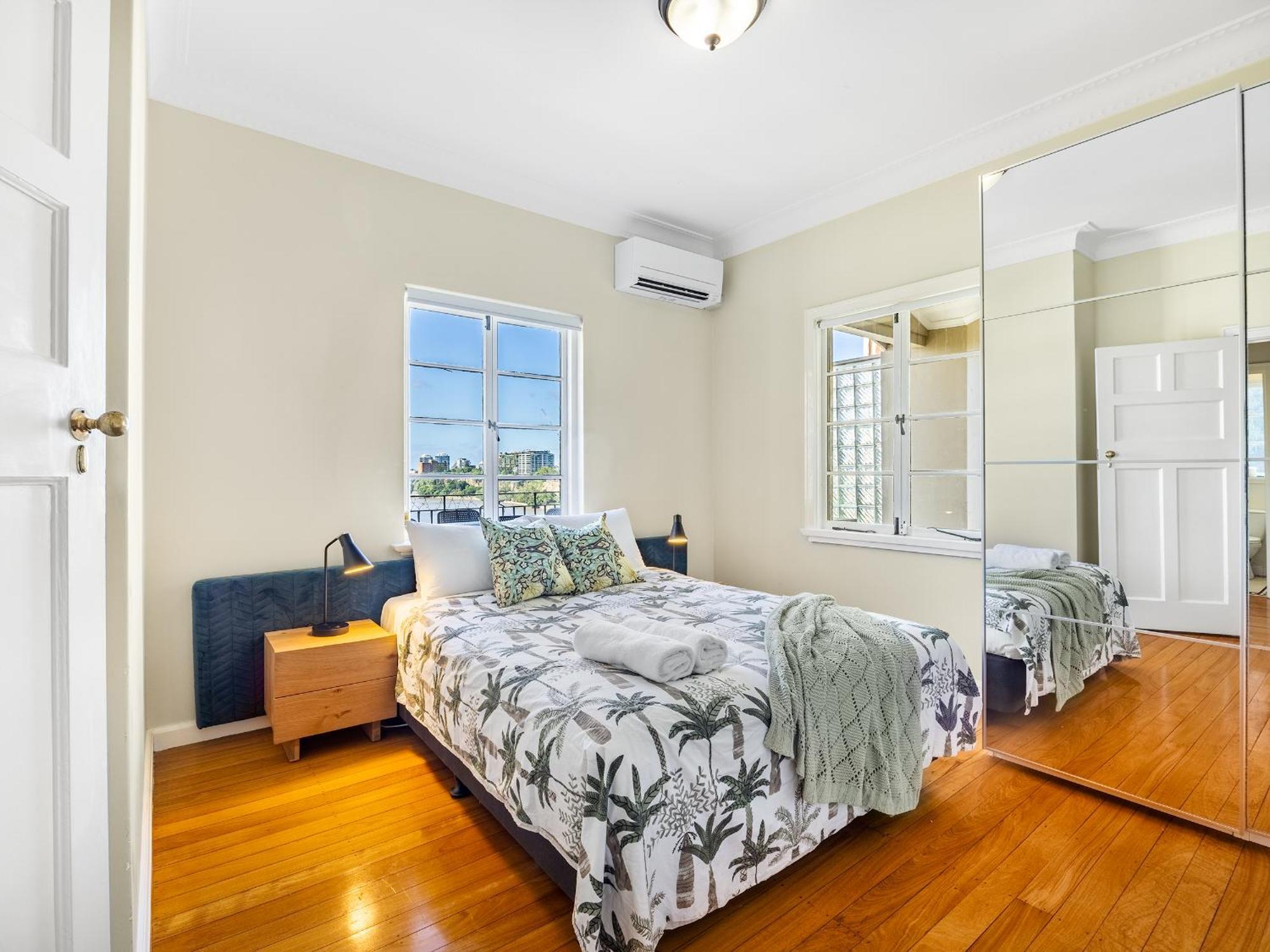 Riverside Heritage Chateau/convenient/free Carpark *