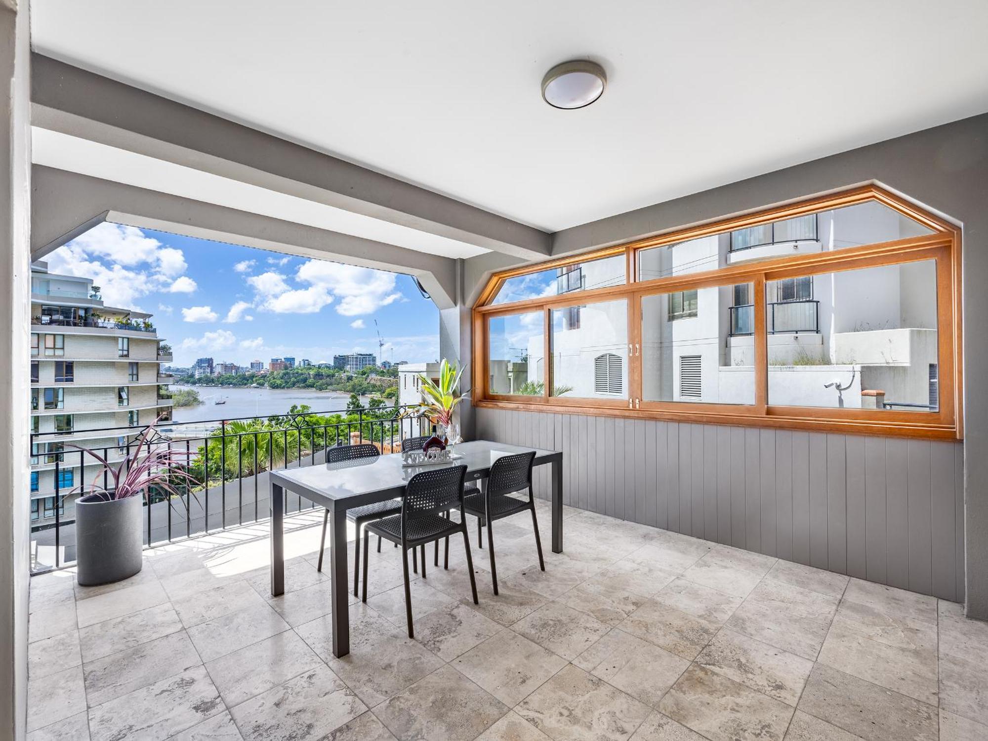 Riverside Heritage Chateau/convenient/free Carpark Apartment *