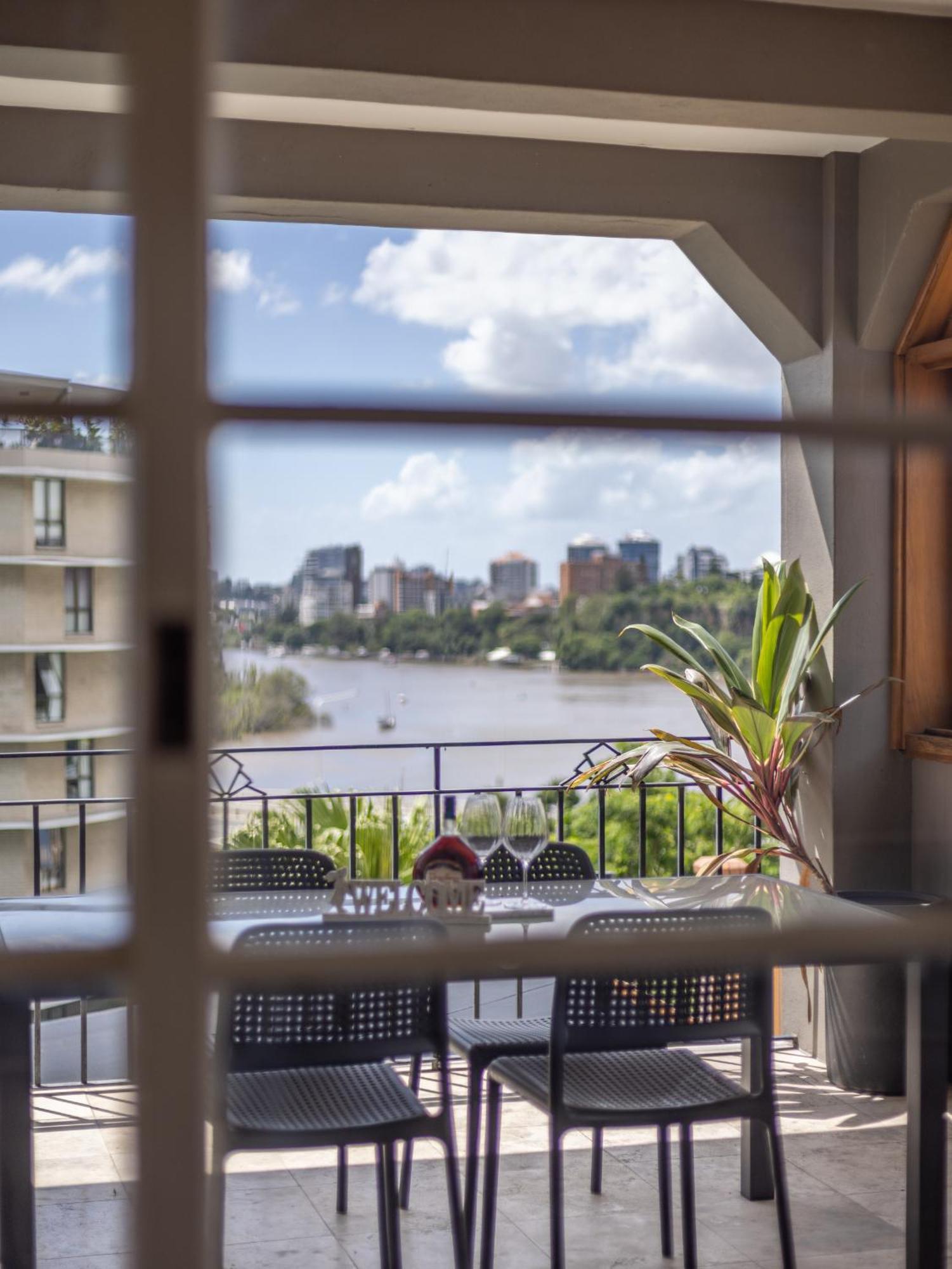 Riverside Heritage Chateau/convenient/free Carpark *