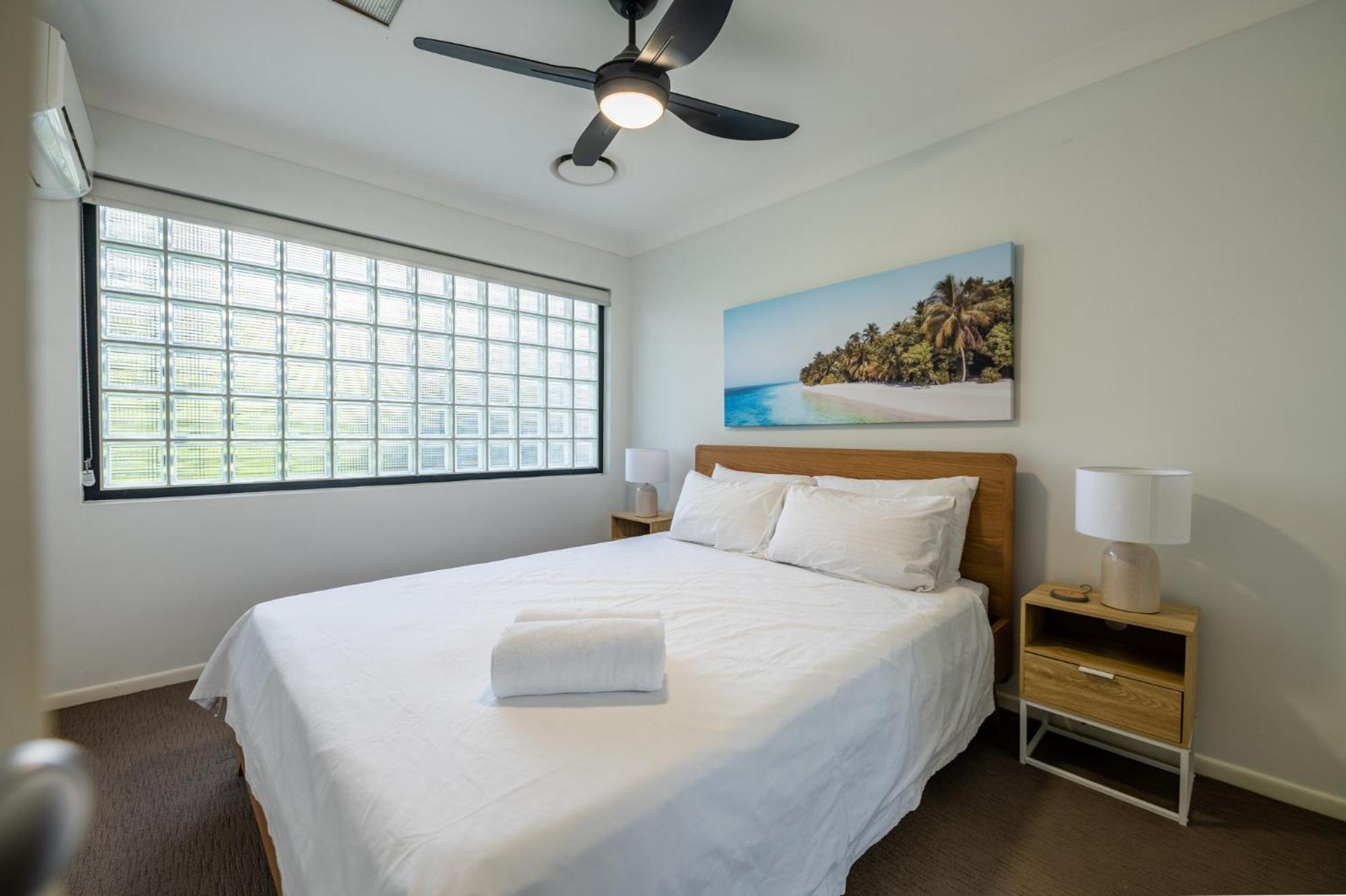 Apartment Spacious Inner City 2-bed With Parking And Balcony