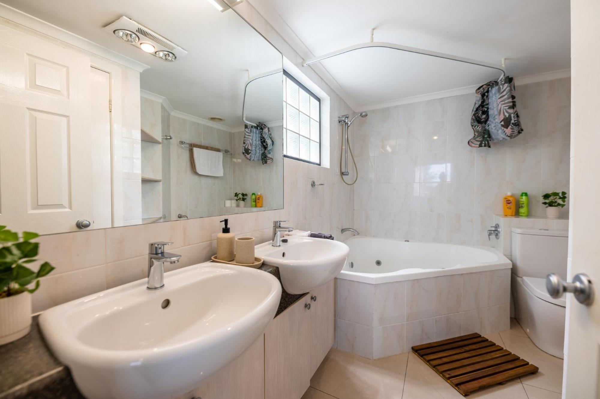 Spacious Inner City 2-bed With Parking And Balcony * Brisbane