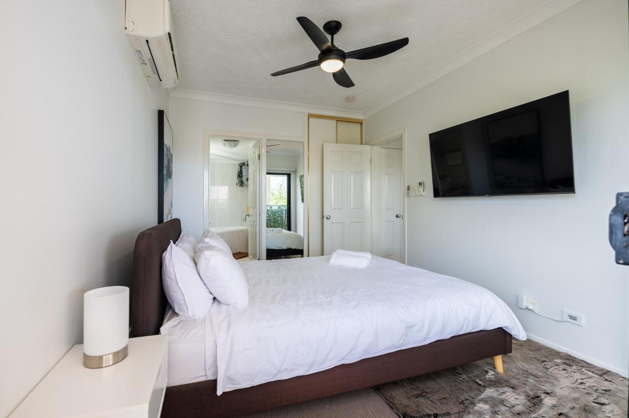 Apartment Spacious Inner City 2-bed With Parking And Balcony *