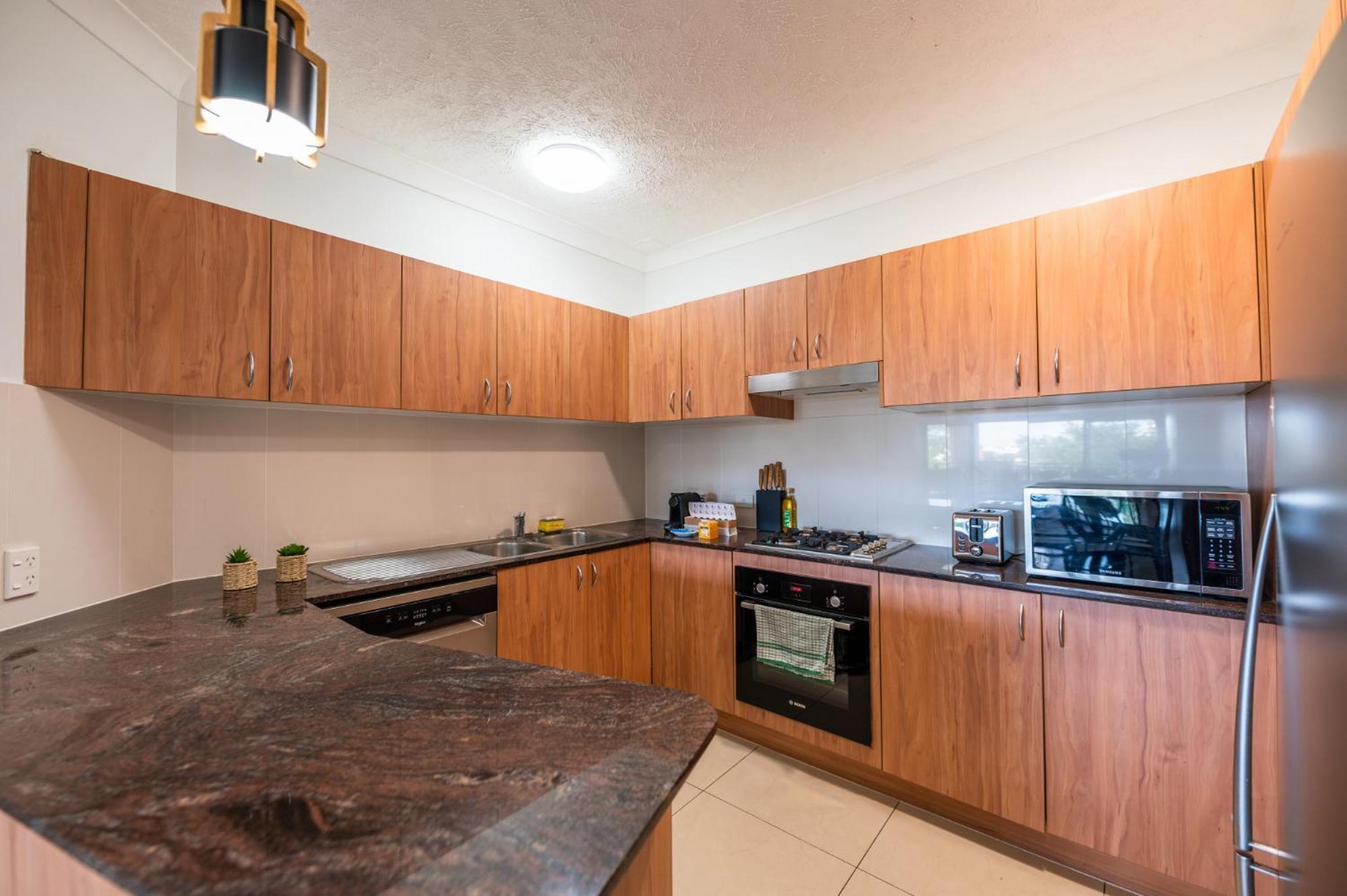 Spacious Inner City 2-bed With Parking And Balcony *