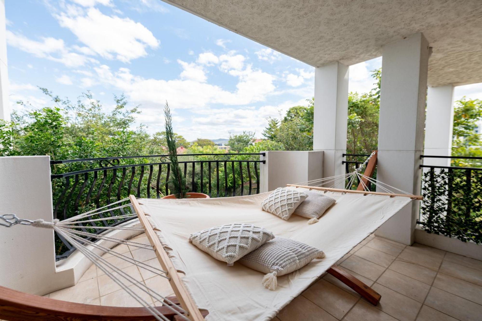 Spacious Inner City 2-bed With Parking And Balcony Apartment Brisbane