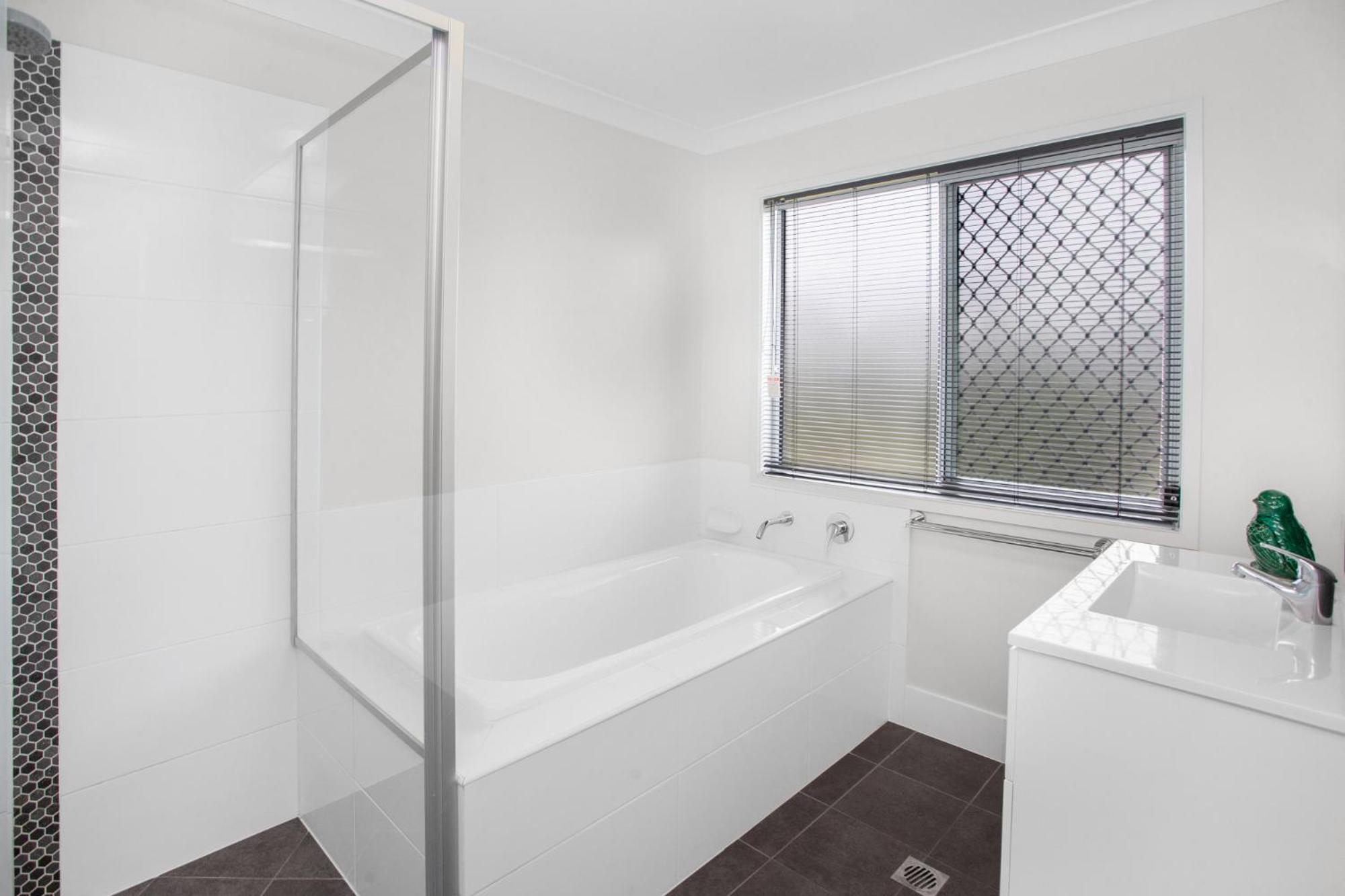 Comfortable 3-bed Retreat Close Parks Holiday home *