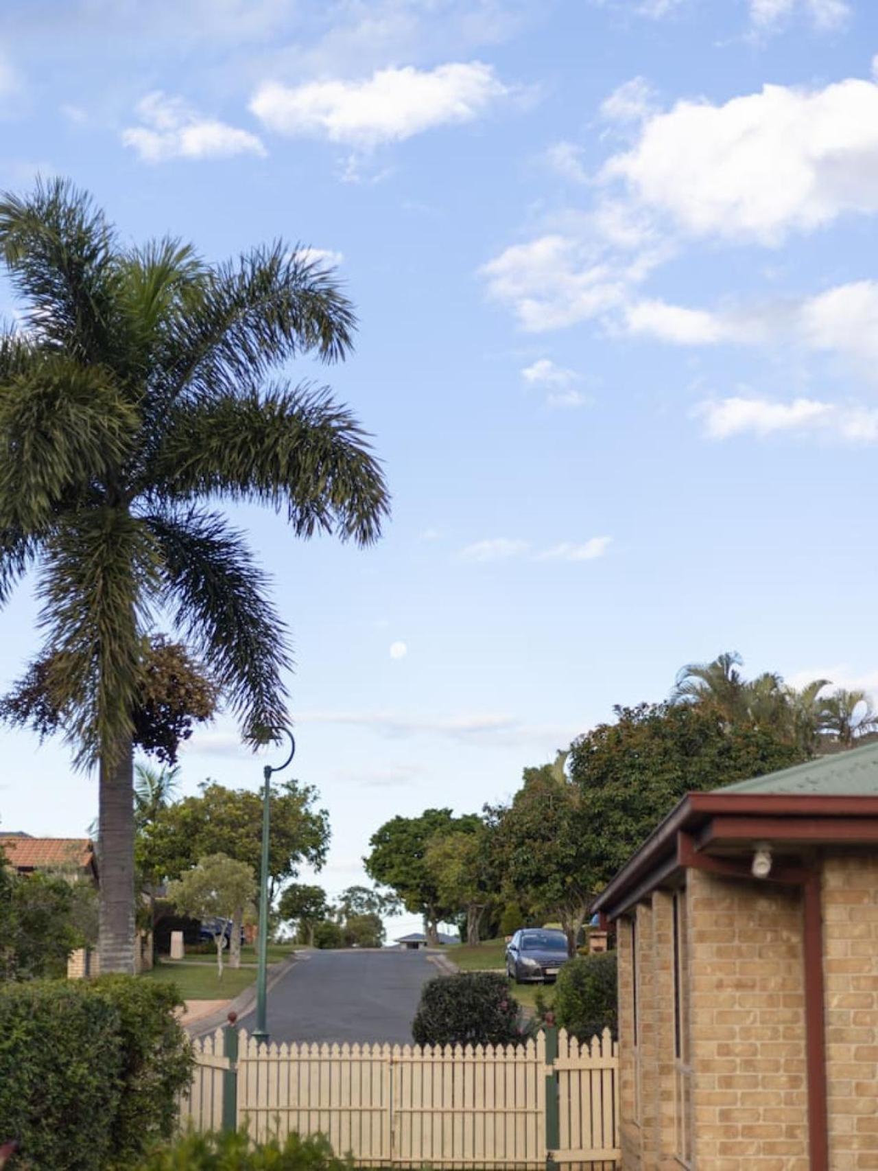 Carindale Family Home/close To Westfield & Highway *