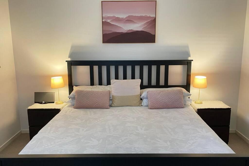 Large And Stylish Townhouse In Chic Area *
