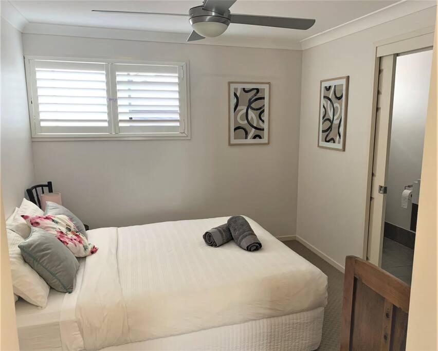 Large And Stylish Townhouse In Chic Area