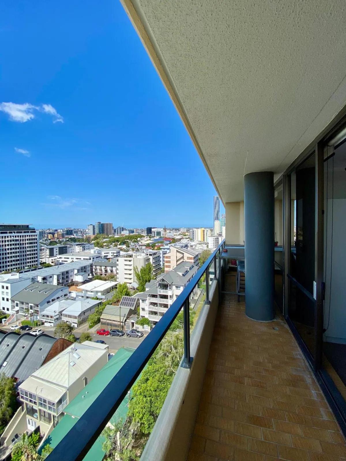 The Summit - Spacious 9th Floor *