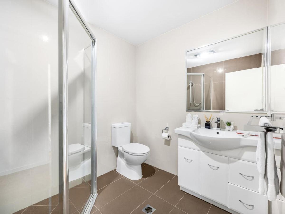 3bd Townhouse Close To Shops, Transport With Carpark *