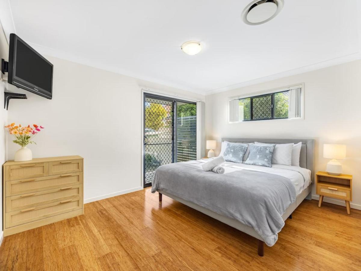 3bd Townhouse Close To Shops, Transport With Carpark