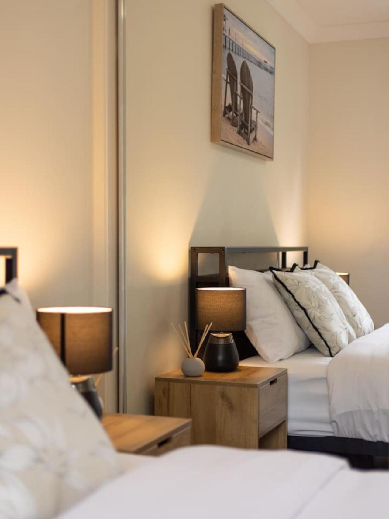 3bd Townhouse Close To Shops, Transport With Carpark Holiday home *