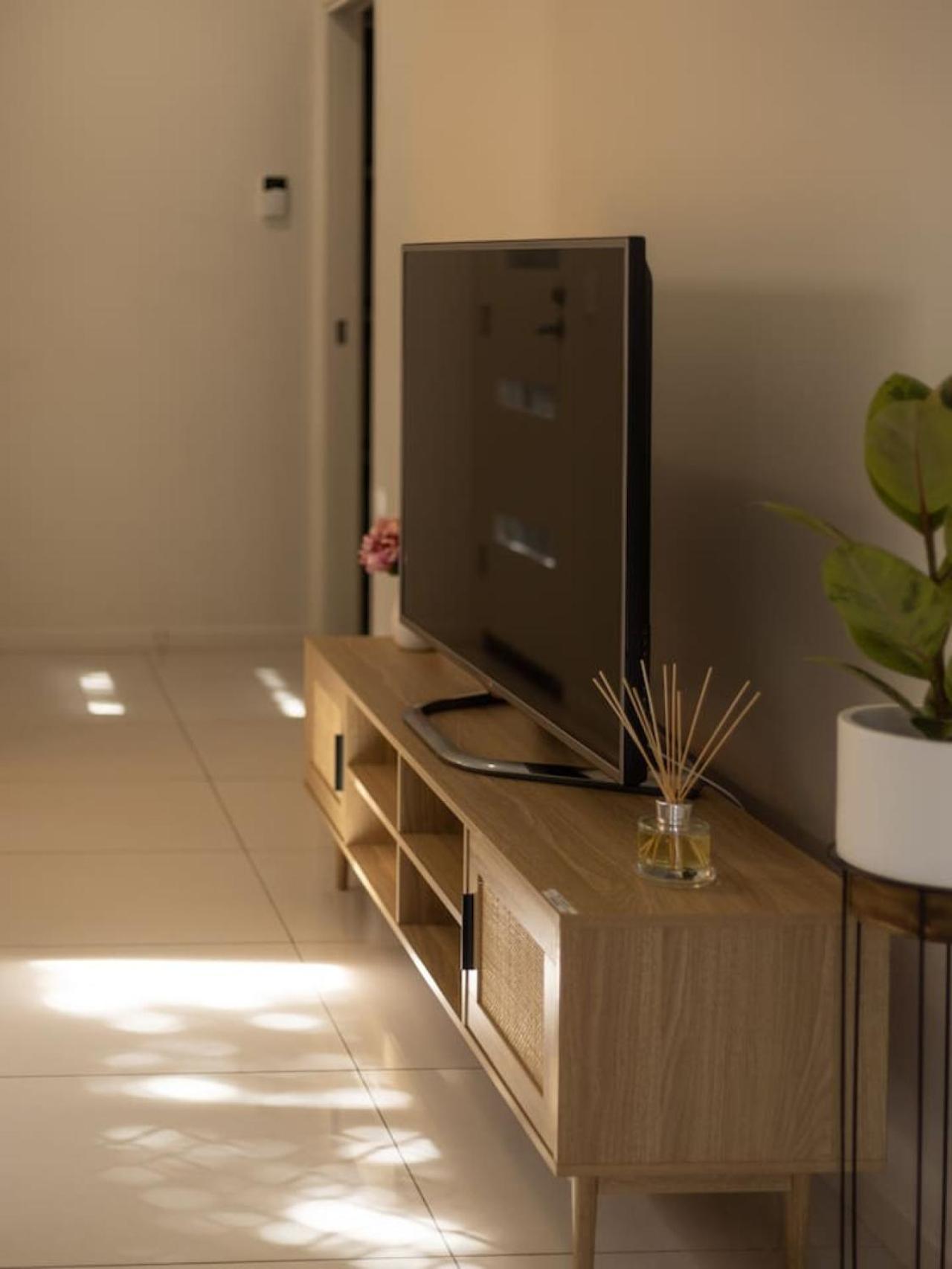 3bd Townhouse Close To Shops, Transport With Carpark Holiday home *