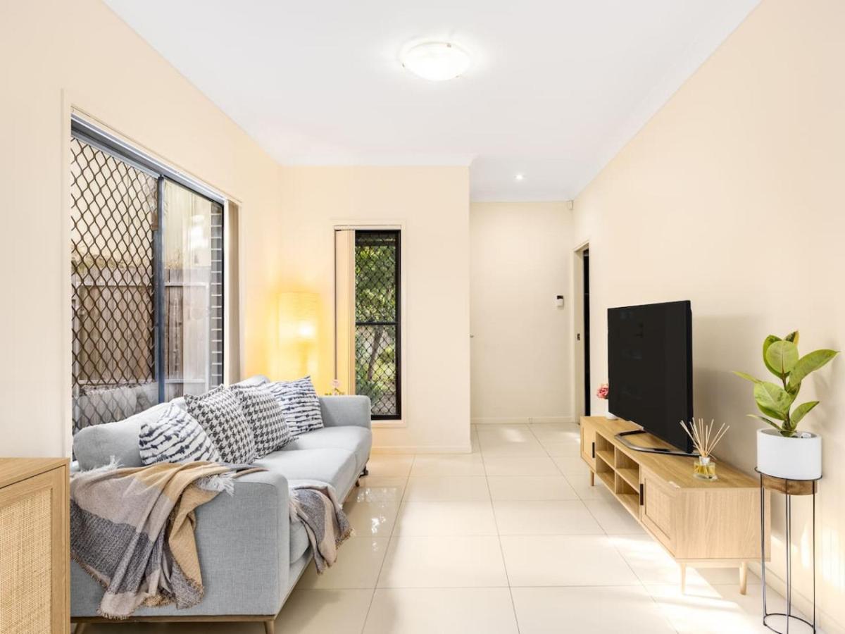 3bd Townhouse Close To Shops, Transport With Carpark