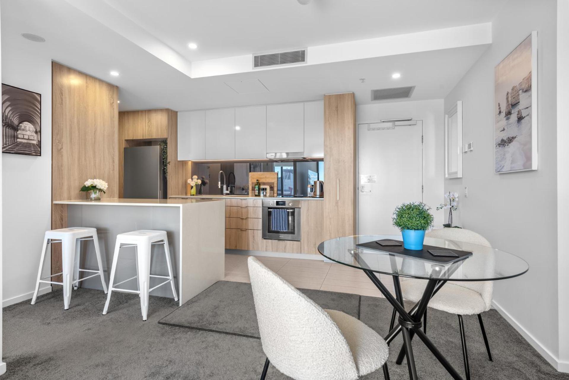 Apartment Living! 1bed/1bath/1car/pool *