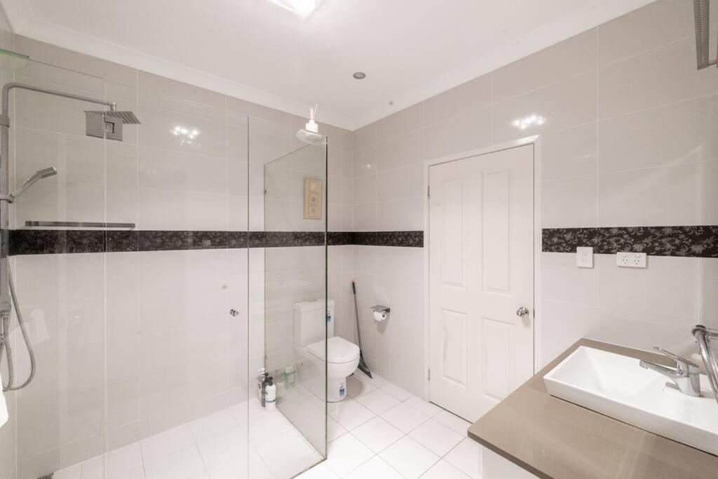 Spacious 5br 3ba W Parking And Yard In Sunnybank - S4 Brisbane