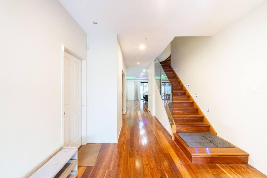 Apartment Spacious 5br 3ba W Parking And Yard In Sunnybank - S4 *