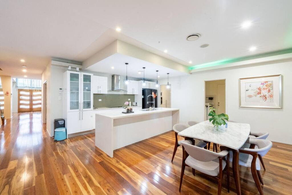 Spacious 5br 3ba W Parking And Yard In Sunnybank M11 Apartment Brisbane