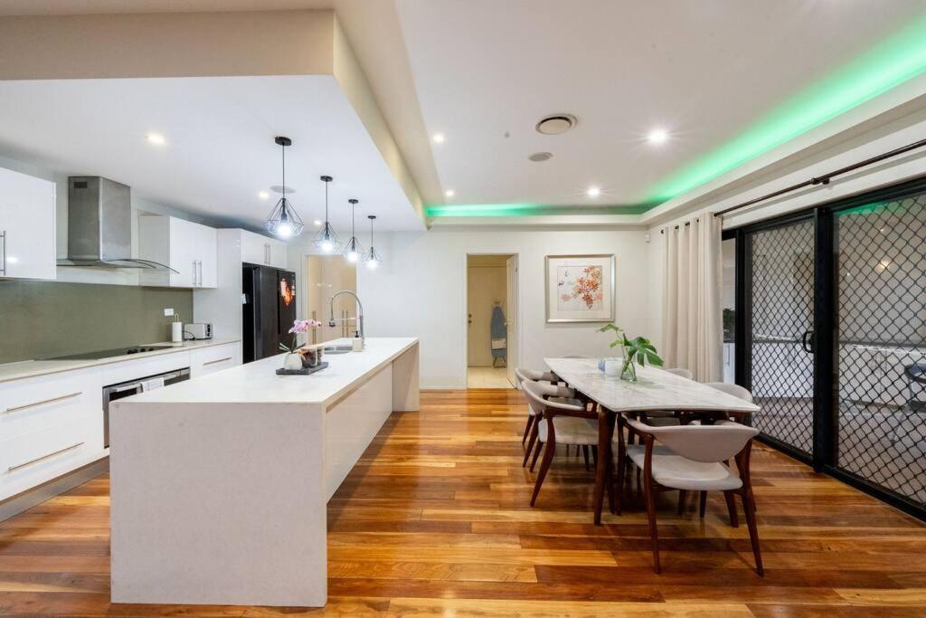 Spacious 5br 3ba W Parking And Yard In Sunnybank M11 Apartment Brisbane