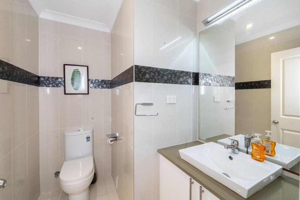 Spacious 5br 3ba W Parking And Yard In Sunnybank M11 Apartment