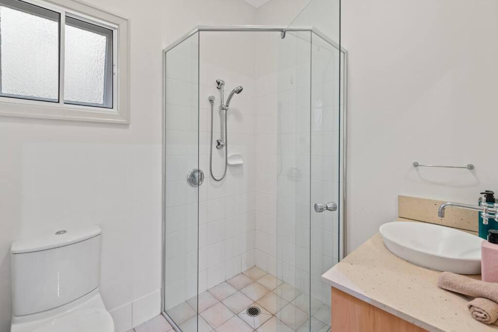 Artistic Queenslander With Park Views - 5 Bedroom - Sleep 10 *