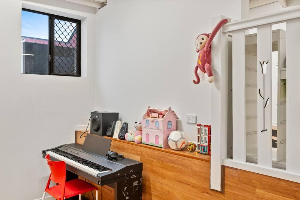 Artistic Queenslander With Park Views - 5 Bedroom - Sleep 10